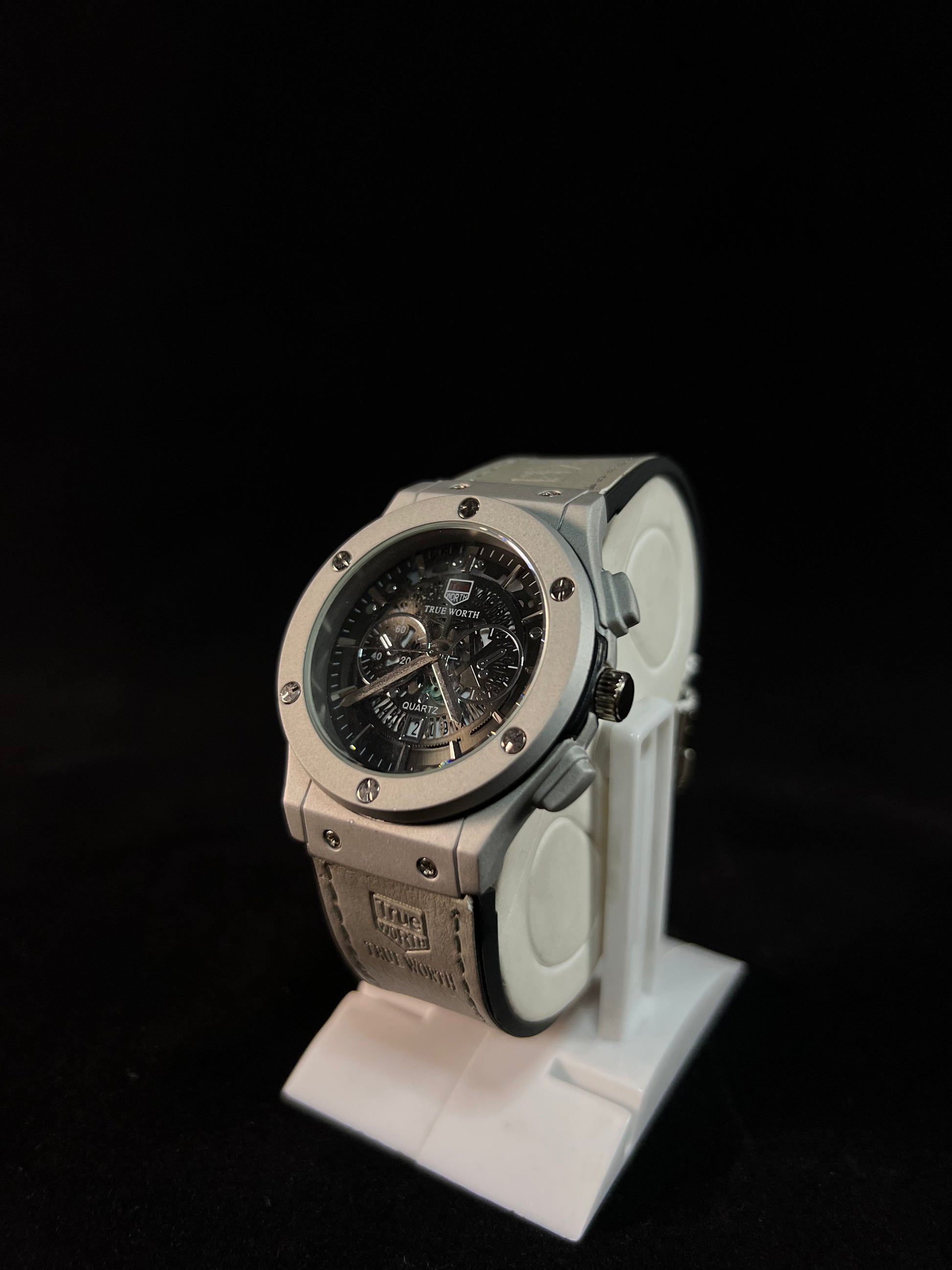 True Worth Classic Timepiece – Timeless Elegance Meets Everyday Luxury