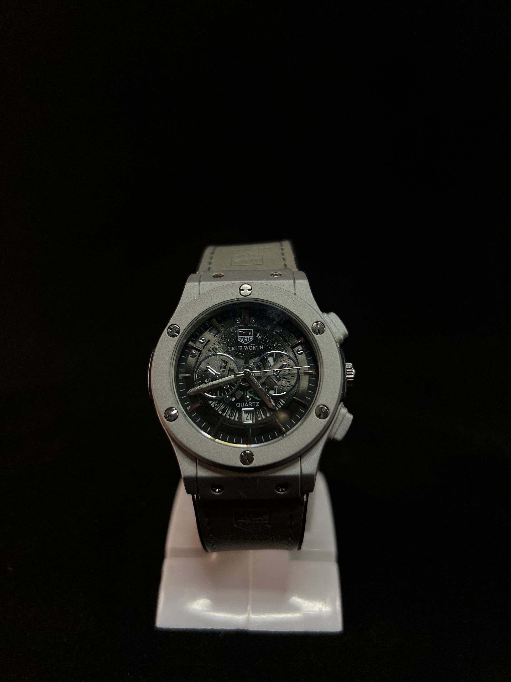 True Worth Classic Timepiece – Timeless Elegance Meets Everyday Luxury